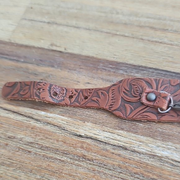 Handcrafted Leather Cuff with a silver-toned embellishment "Choose Joy" - Picture 4 of 7